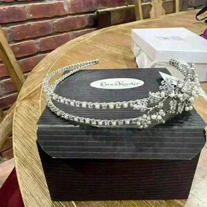 Double headband with delicate side decor of rhinestones and pearls